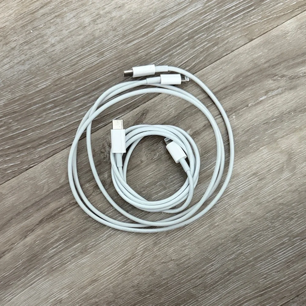 2 White USB-C to lightning Charging Cable - Universal